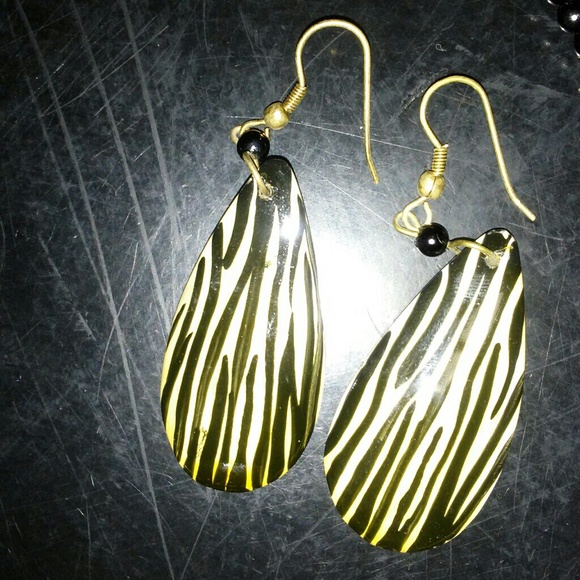 Animal Print Necklace & Earring Set - Picture 2 of 3